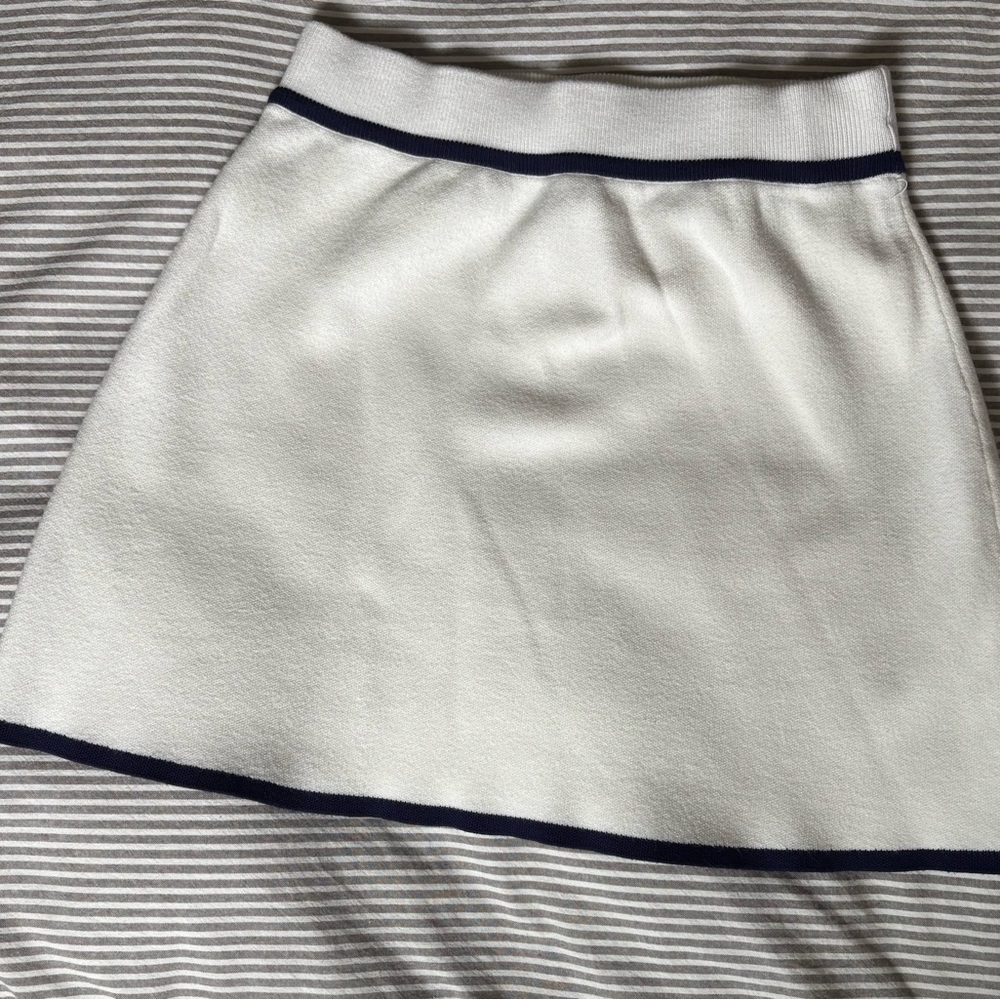 Willow & Wind Elegant White Mini Skirt with Navy Trim, size Large